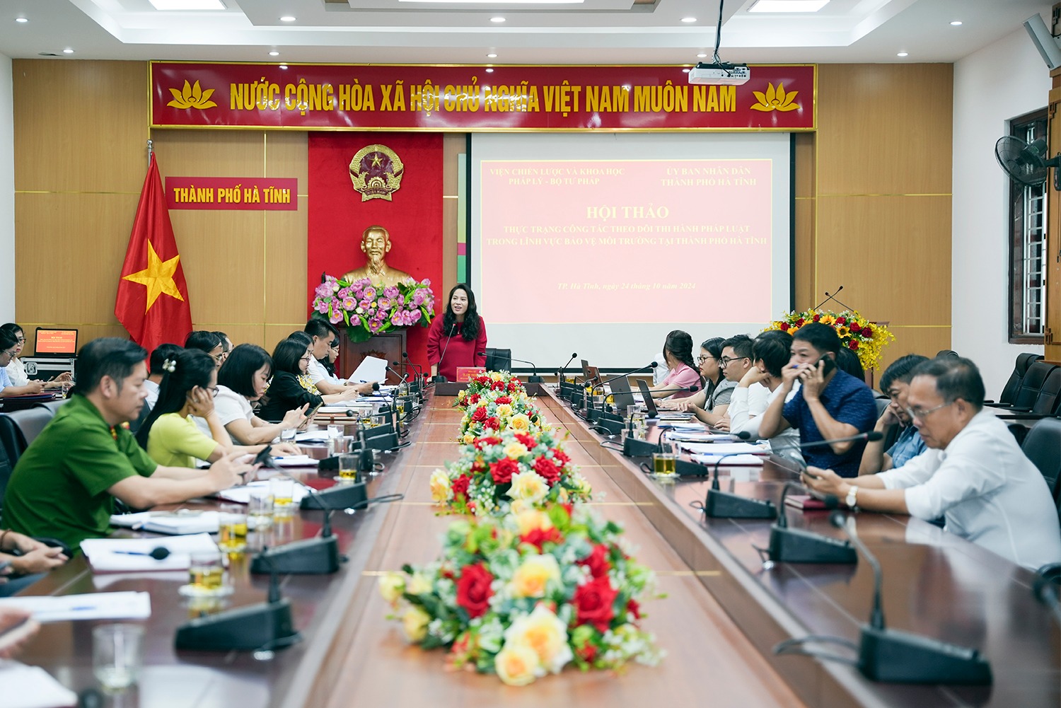 Viện nghiên cứu chiến lược và khoa học pháp lý làm việc với Thành phố Hà Tĩnh về lĩnh vực môi trường