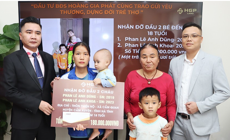 Công ty Hoàng Gia Phát nhận đỡ đầu đỡ đầu 2 trẻ mồ côi Hà Tĩnh đến năm 18 tuổi