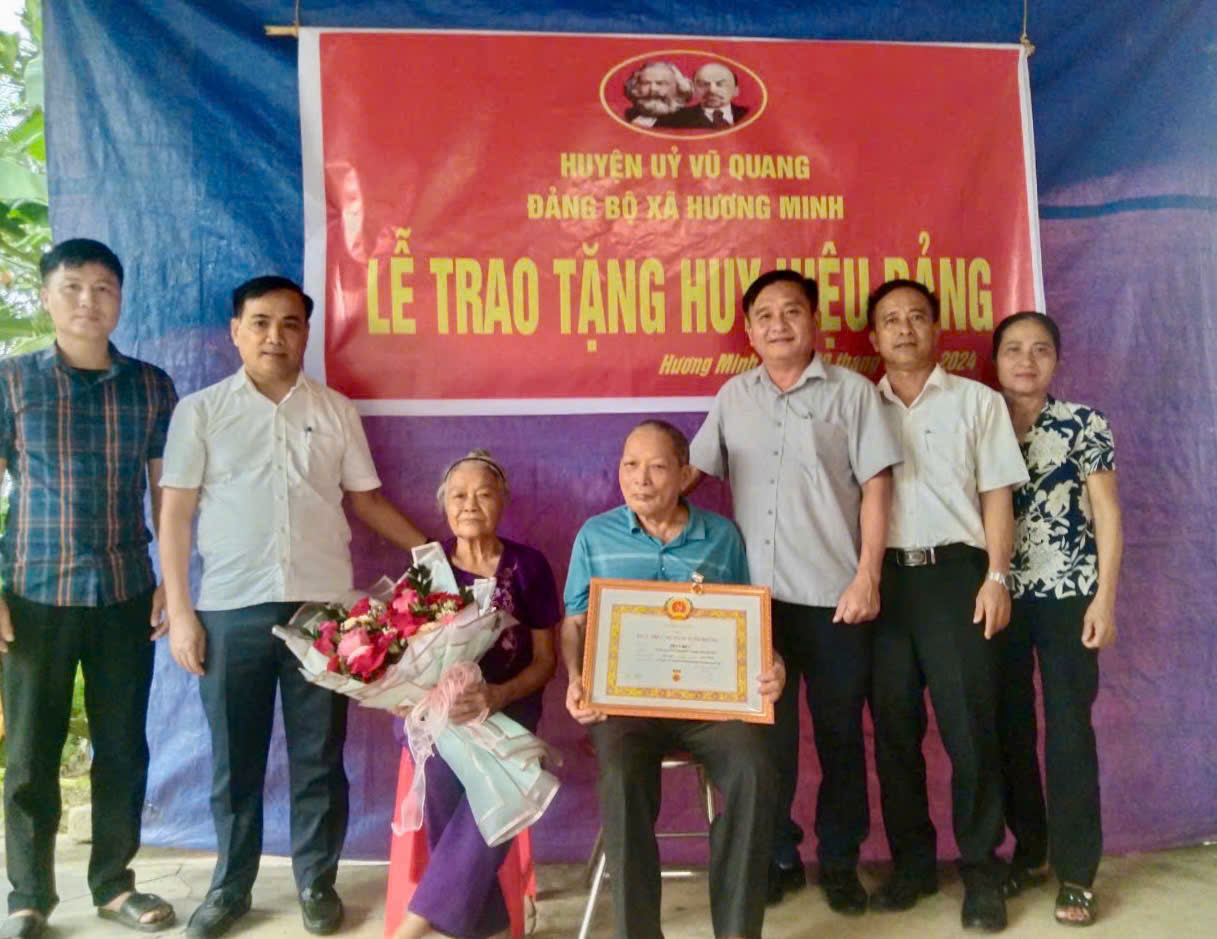 Trao tặng Huy hiệu Đảng đợt 2/9 cho 47 đảng viên trên địa bàn huyện Vũ Quang