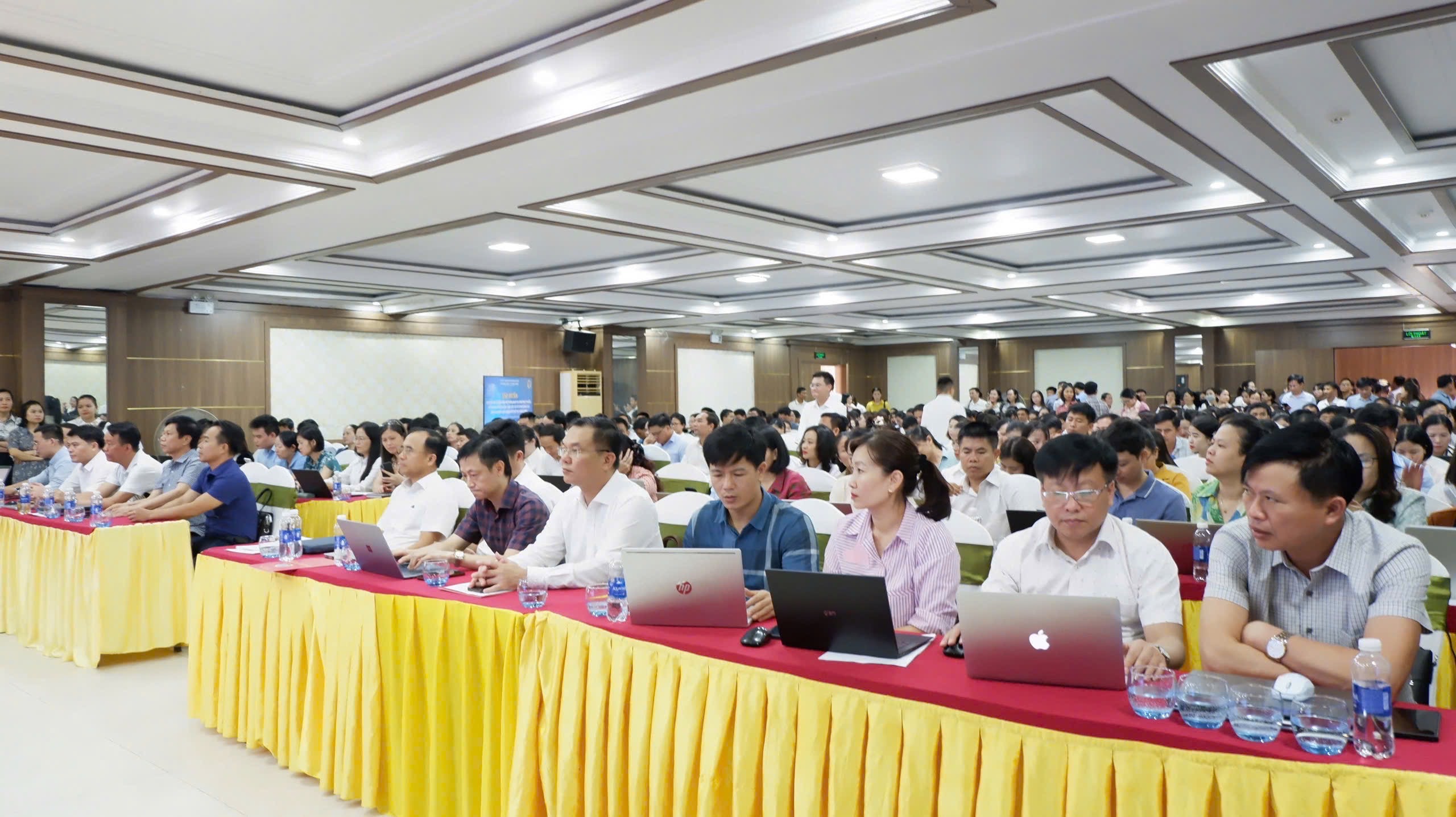 Hà Tĩnh triển khai tập huấn chuyển đổi số, vận hành hệ thống Dịch vụ công trực tuyến và ứng dụng AI nâng cao hiệu quả giải quyết thủ tục hành chính trên địa bàn tỉnh