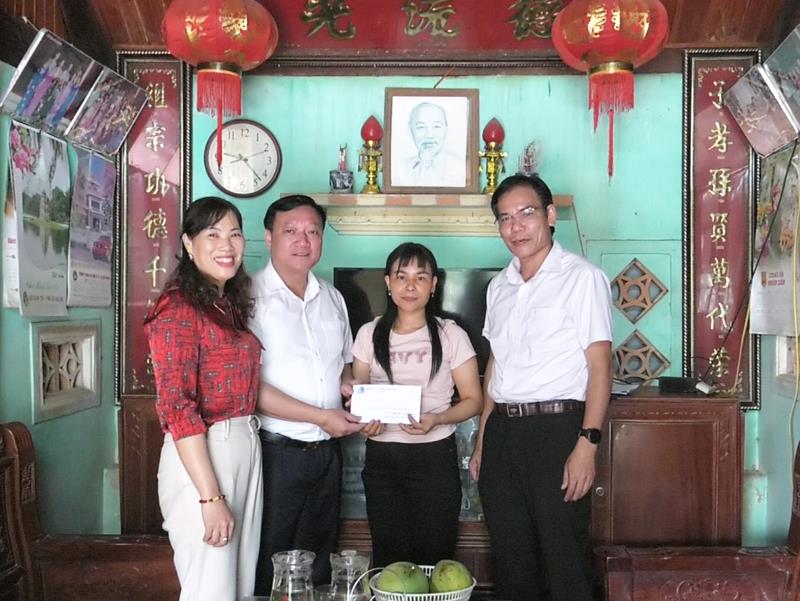 Đức Thọ: Trao 22 suất quà cho giáo viên gặp hoàn cảnh khó khăn