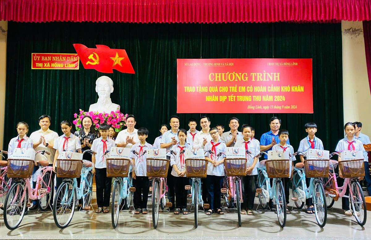 Tặng quà trung thu cho trẻ em có hoàn cảnh khó khăn trên địa bàn thị xã Hồng Lĩnh