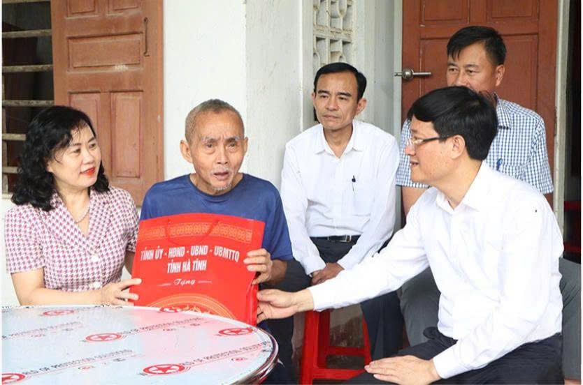 Lãnh đạo tỉnh tặng quà tri ân các gia đình chính sách trên địa bàn huyện Cẩm Xuyên