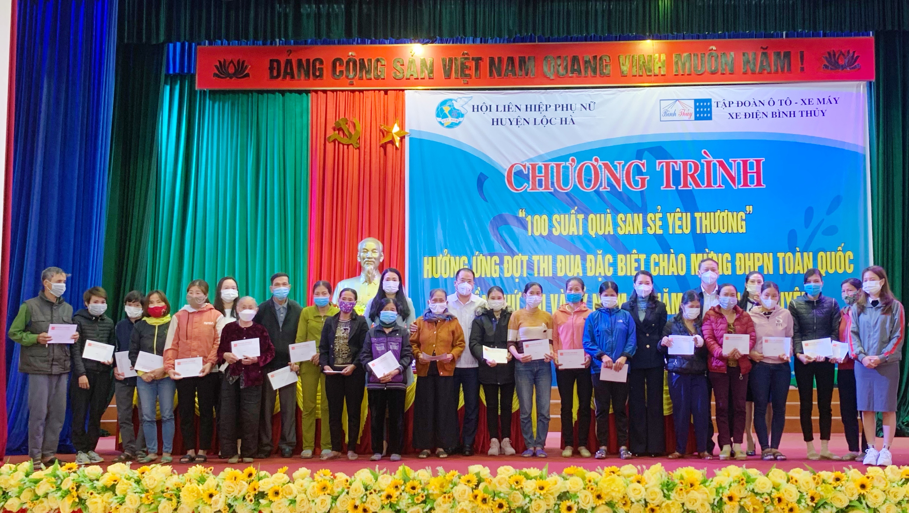 Hội LHPN Lộc Hà trao “100 suất quà san sẻ yêu thương”